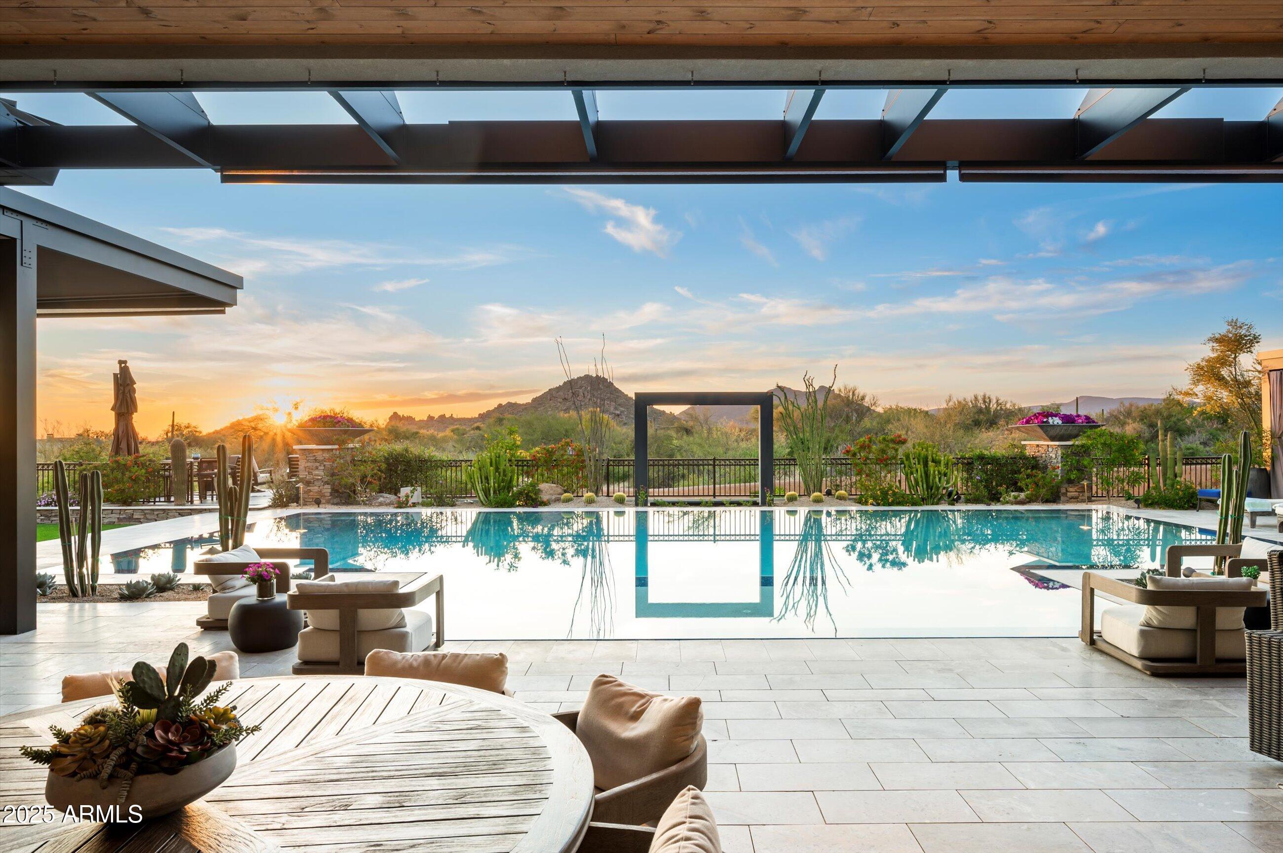 WHISPER ROCK - Residential
