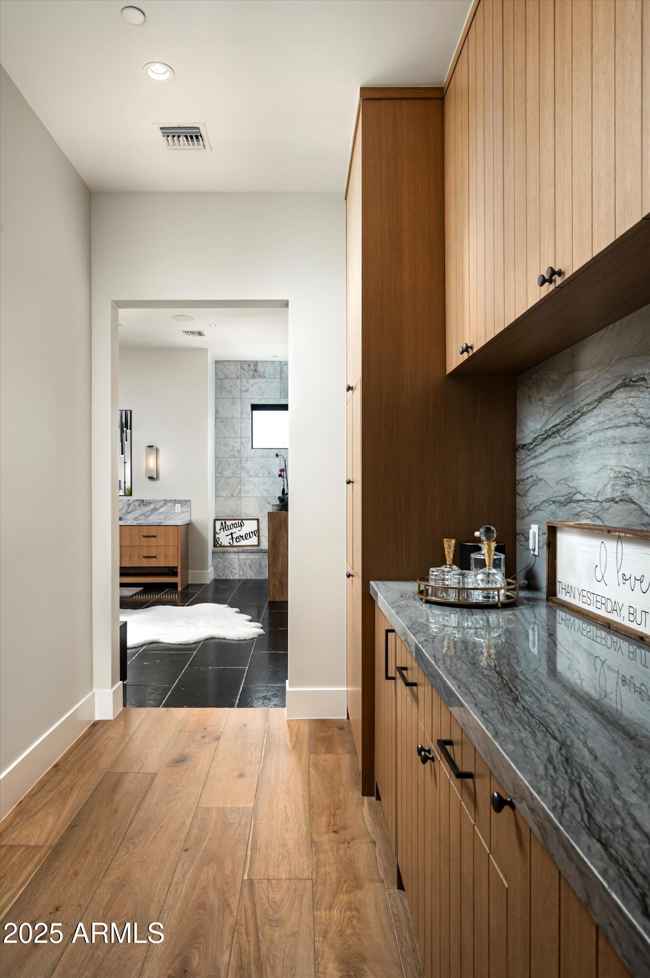 WHISPER ROCK - Residential