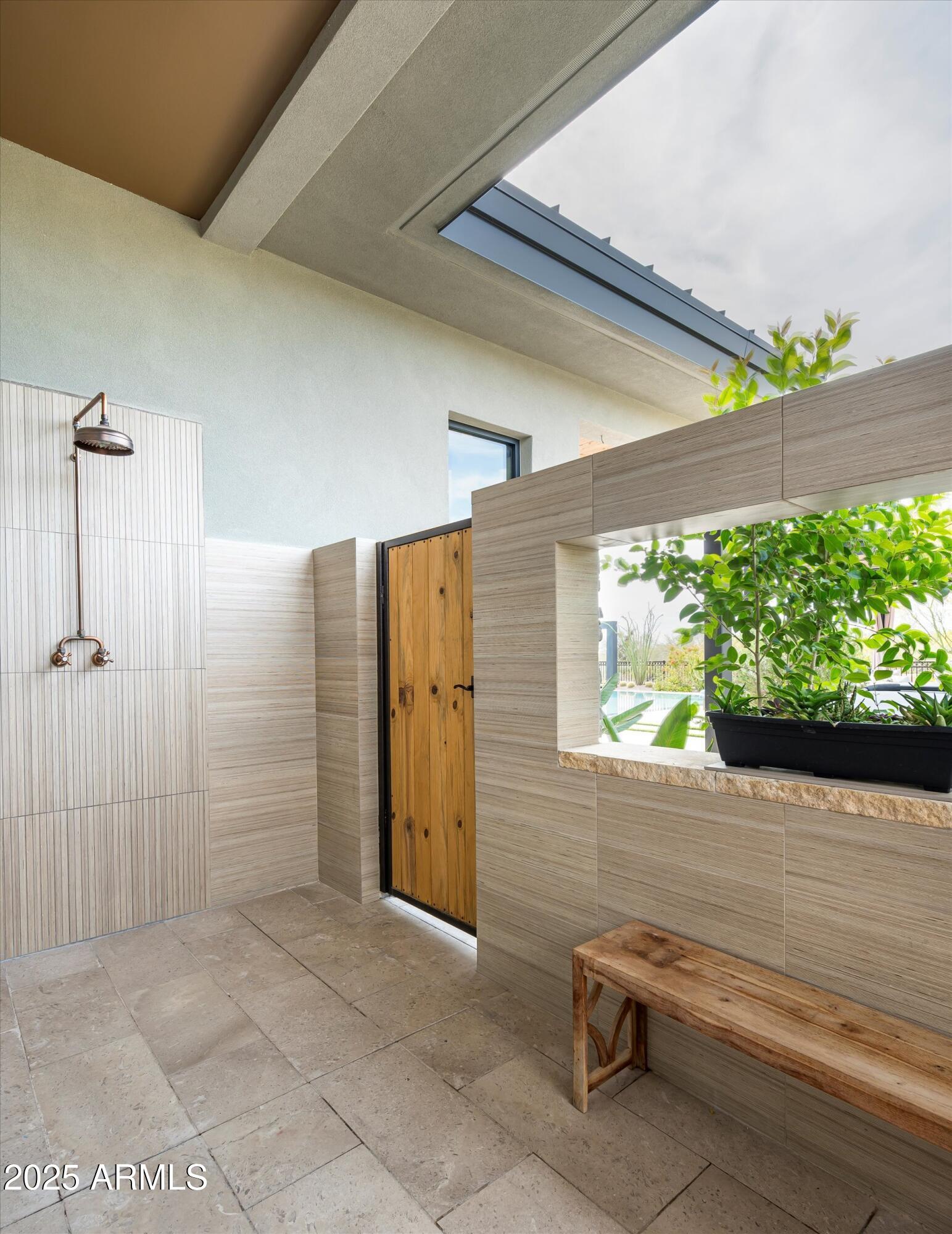 WHISPER ROCK - Residential