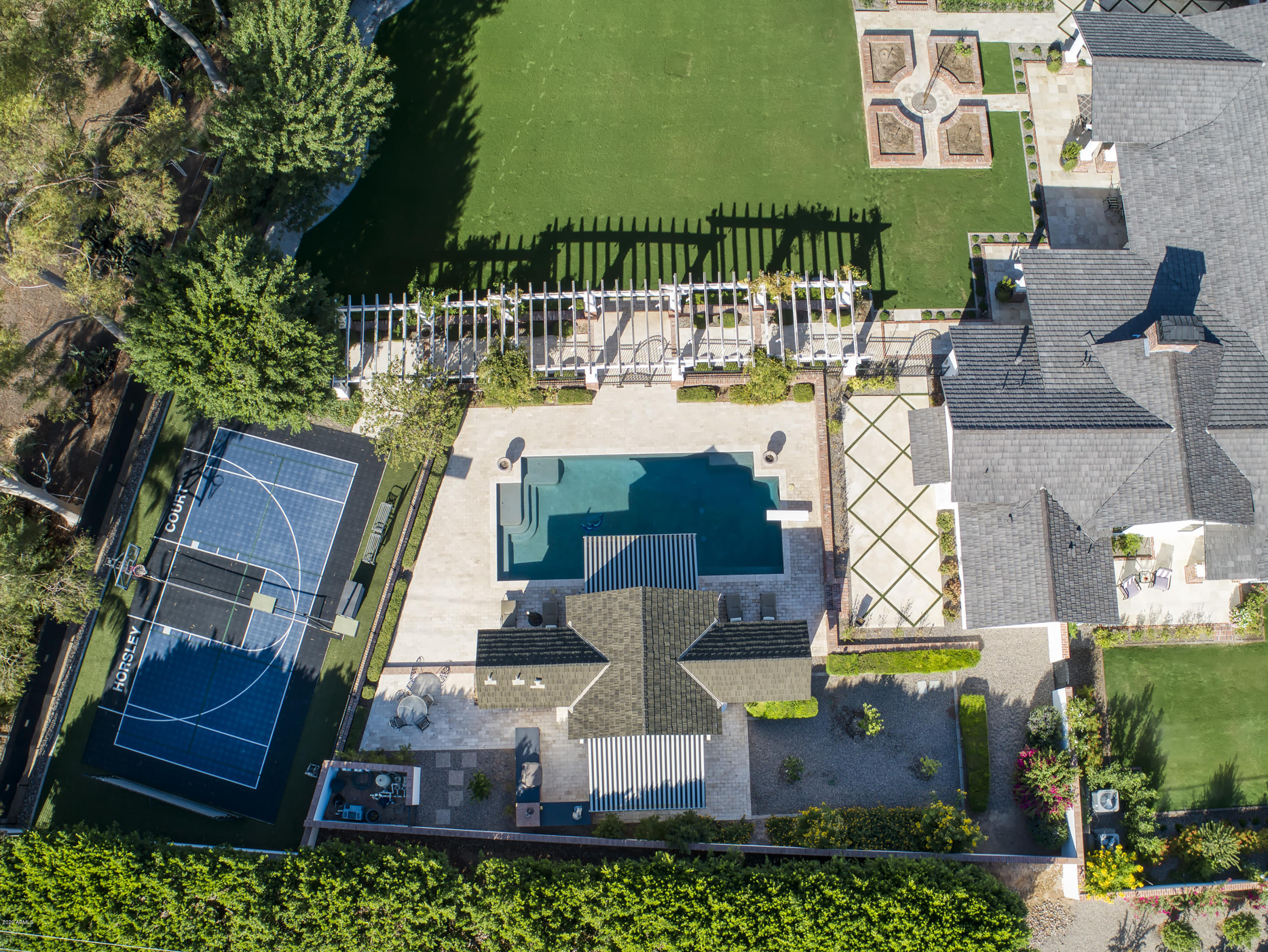 WHITE GATES - Residential