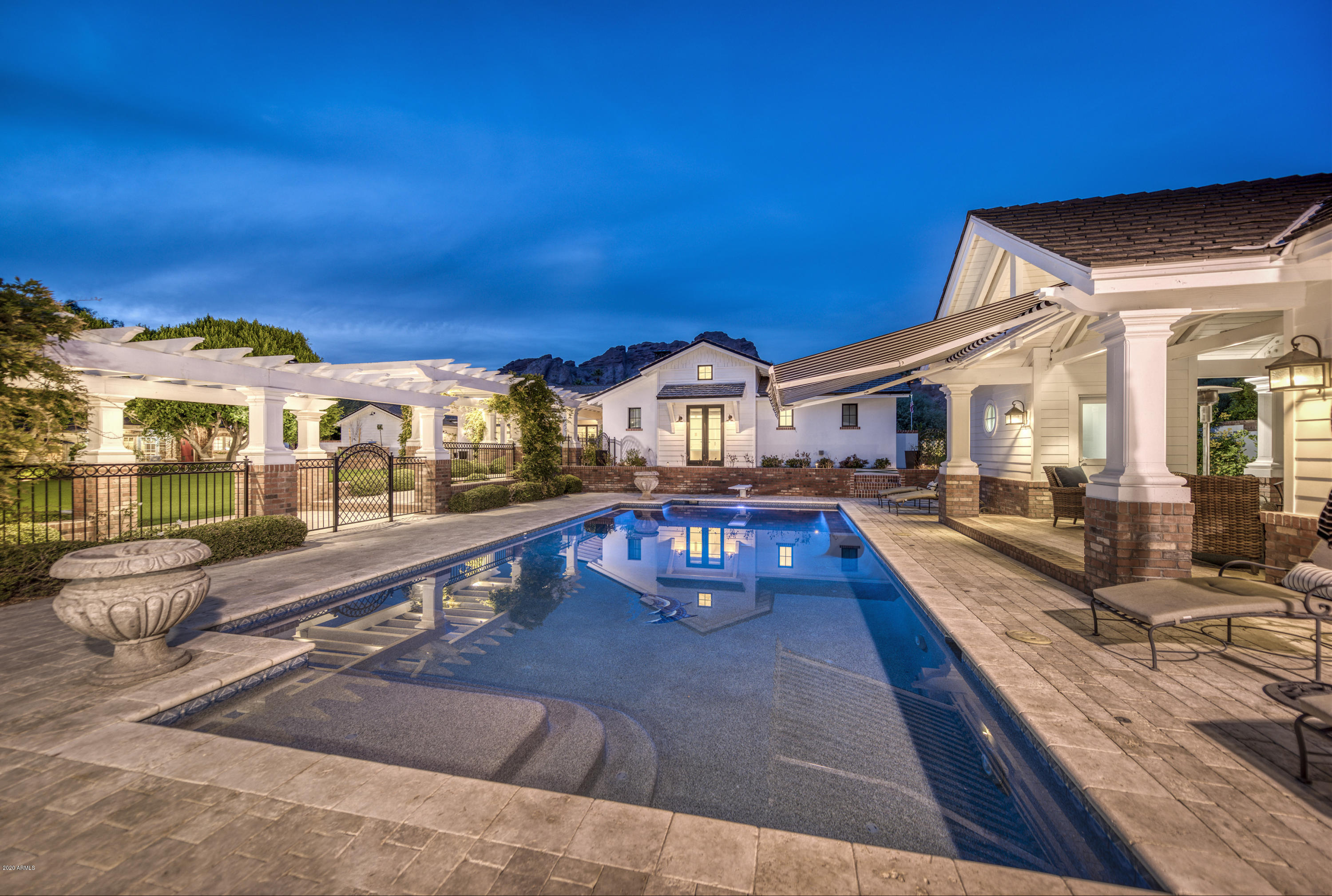WHITE GATES - Residential