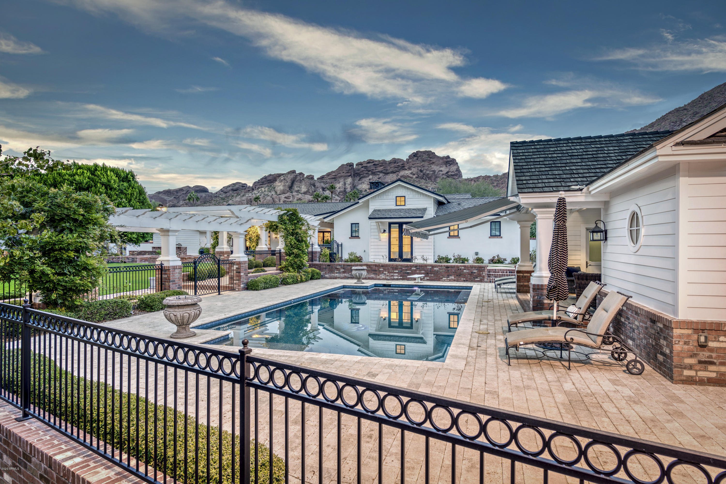 WHITE GATES - Residential