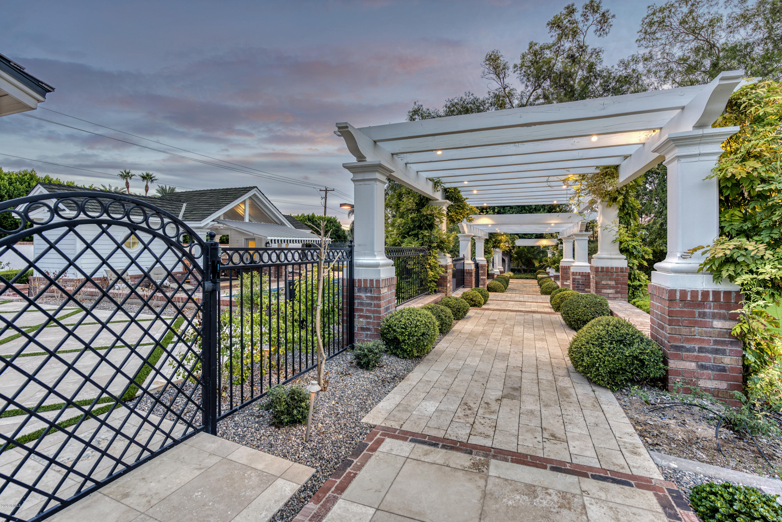WHITE GATES - Residential