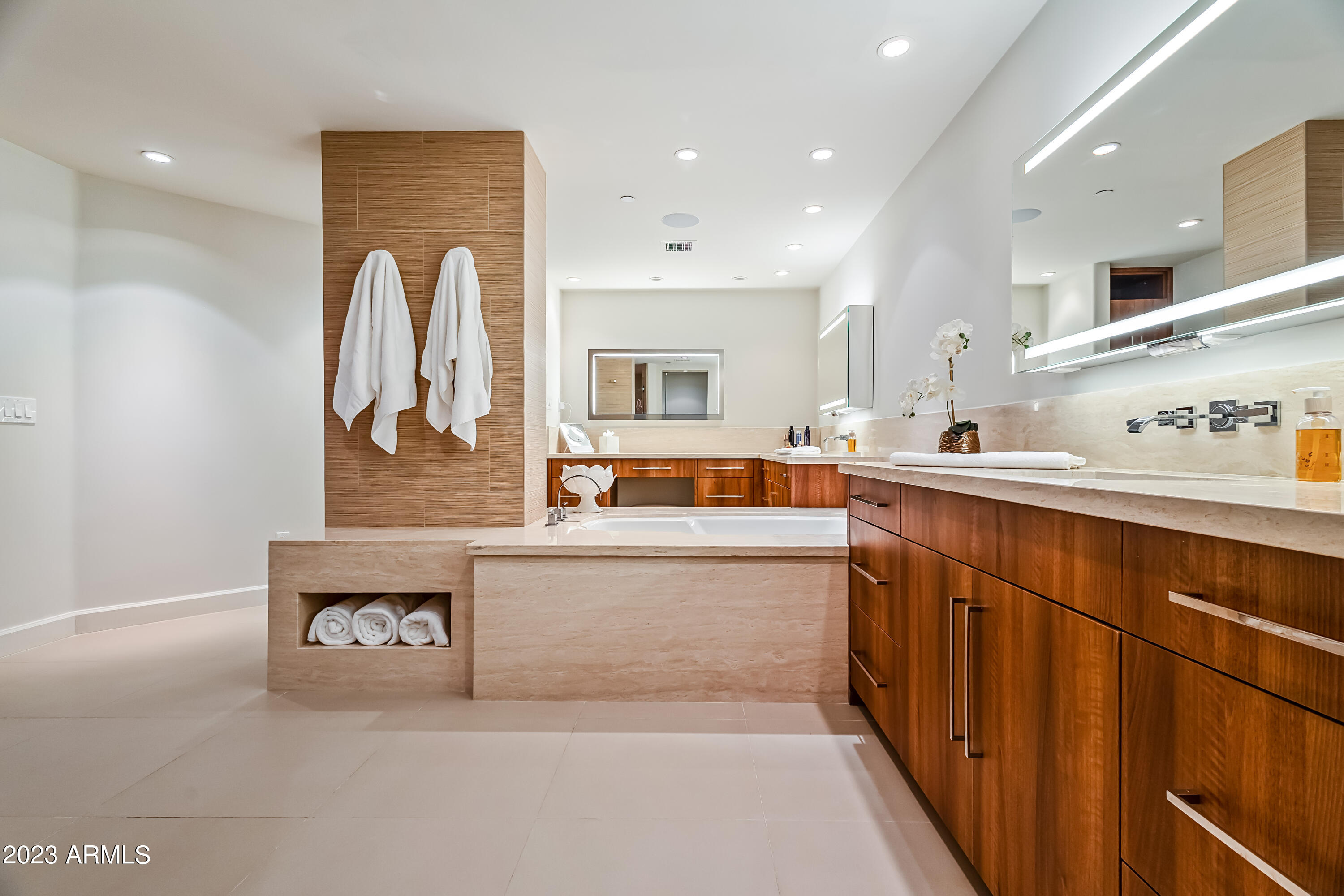 SCOTTSDALE WATERFRONT RESIDENCES CONDOMINIUM - Residential