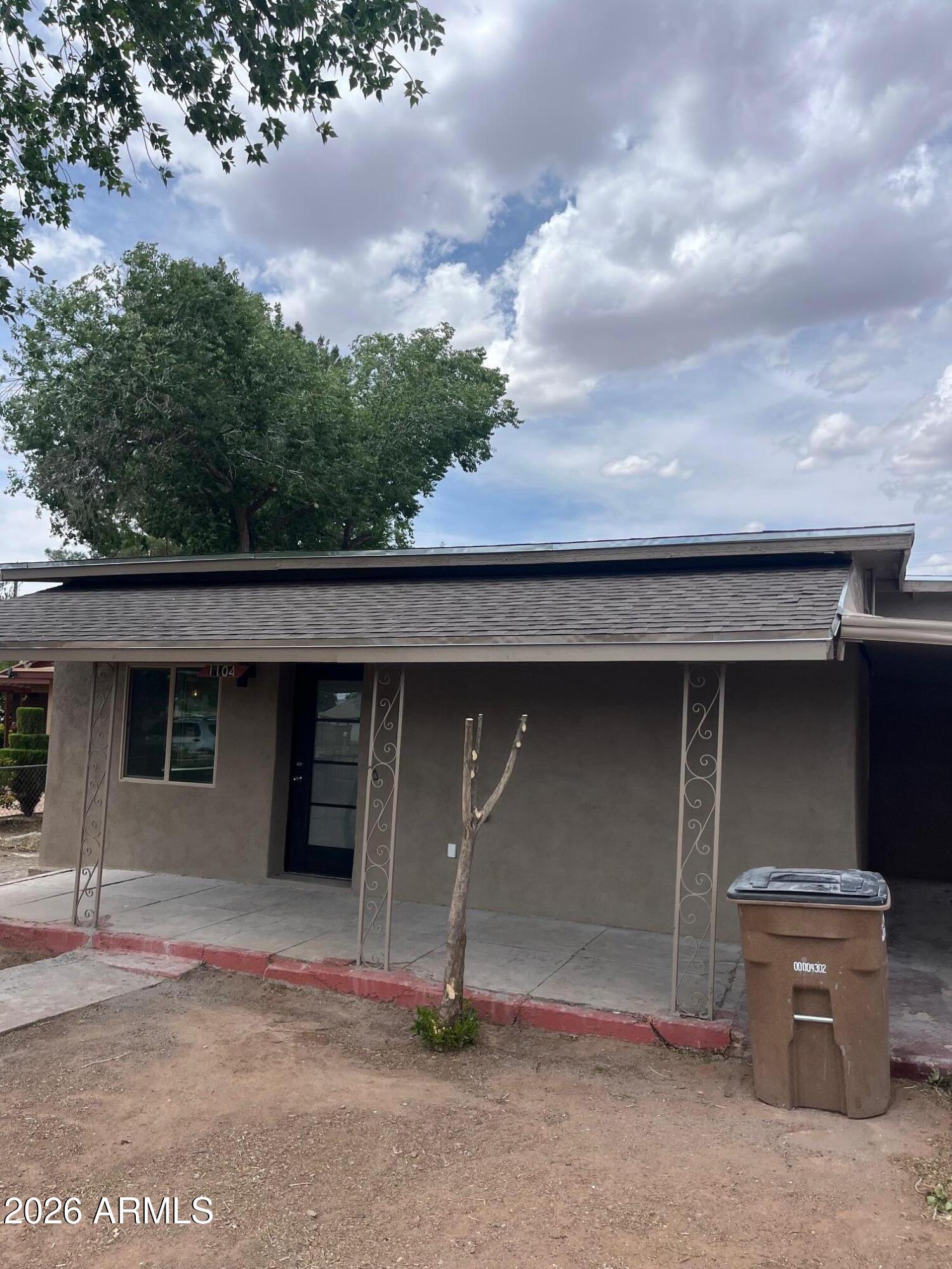 NIce 3 bed 2 bath  home located close to schools and park.