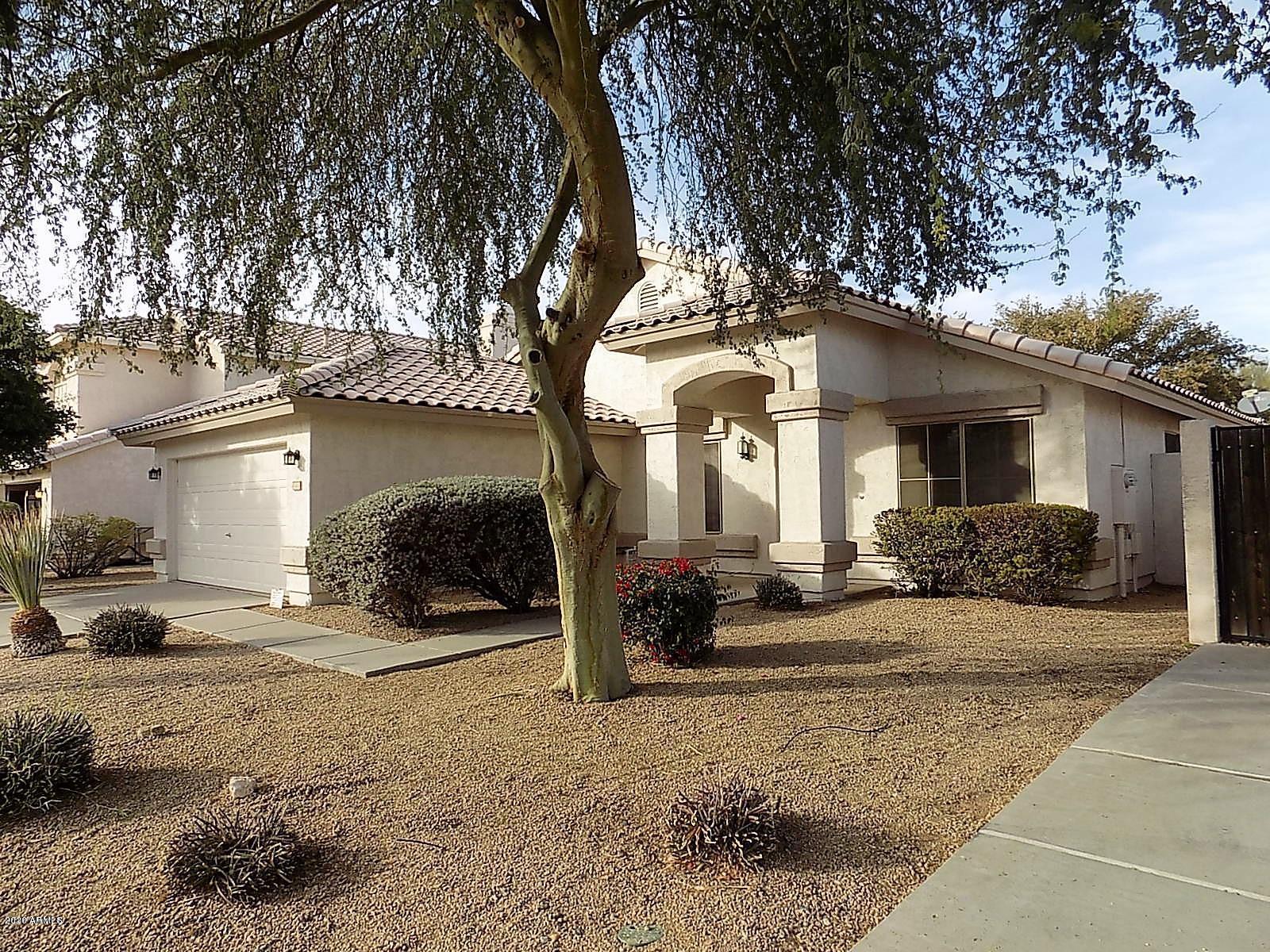 Nice and open floor, 4 bedrooms and 2 bathrooms, living-room with dining area, family-room open to kitchen, kitchen island, master bedroom had double door, walk-in closet.