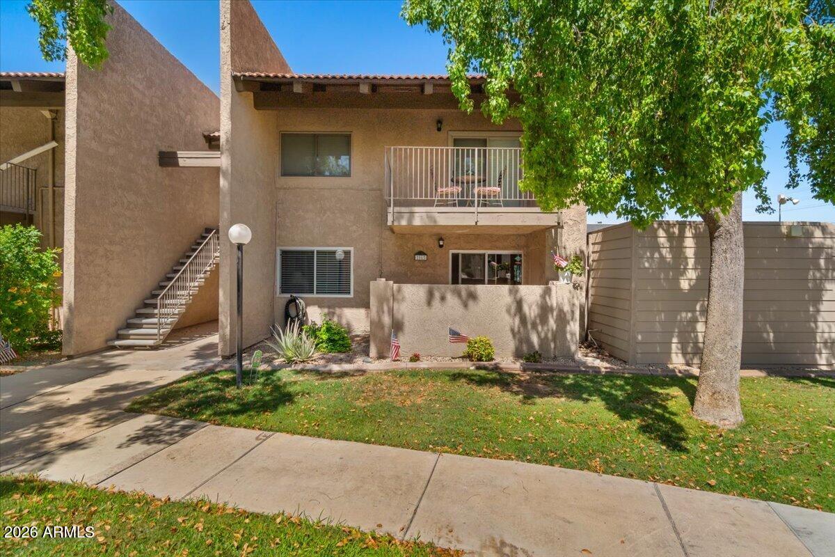 Well maintained & updated top floor, end unit condo situated in the highly desired 85018 zip code. This home is tucked between central Phoenix, Scottsdale, and Tempe, providing access to the Valley's best attractions. Only minutes from the scenic hiking trails of Camelback Mountain and the outdoor beauty of Papago Park, the Desert Botanical Garden, and the Phoenix Zoo. Just a short drive from Old Town Scottsdale and Scottsdale Fashion Square with excellent freeway access and a quick commute to  Airport and Downtown Tempe/Arizona State University.  HOA covers roof & water.  Turnkey opportunity ideal for a full-time residence, seasonal retreat, or lock-and-leave lifestyle.