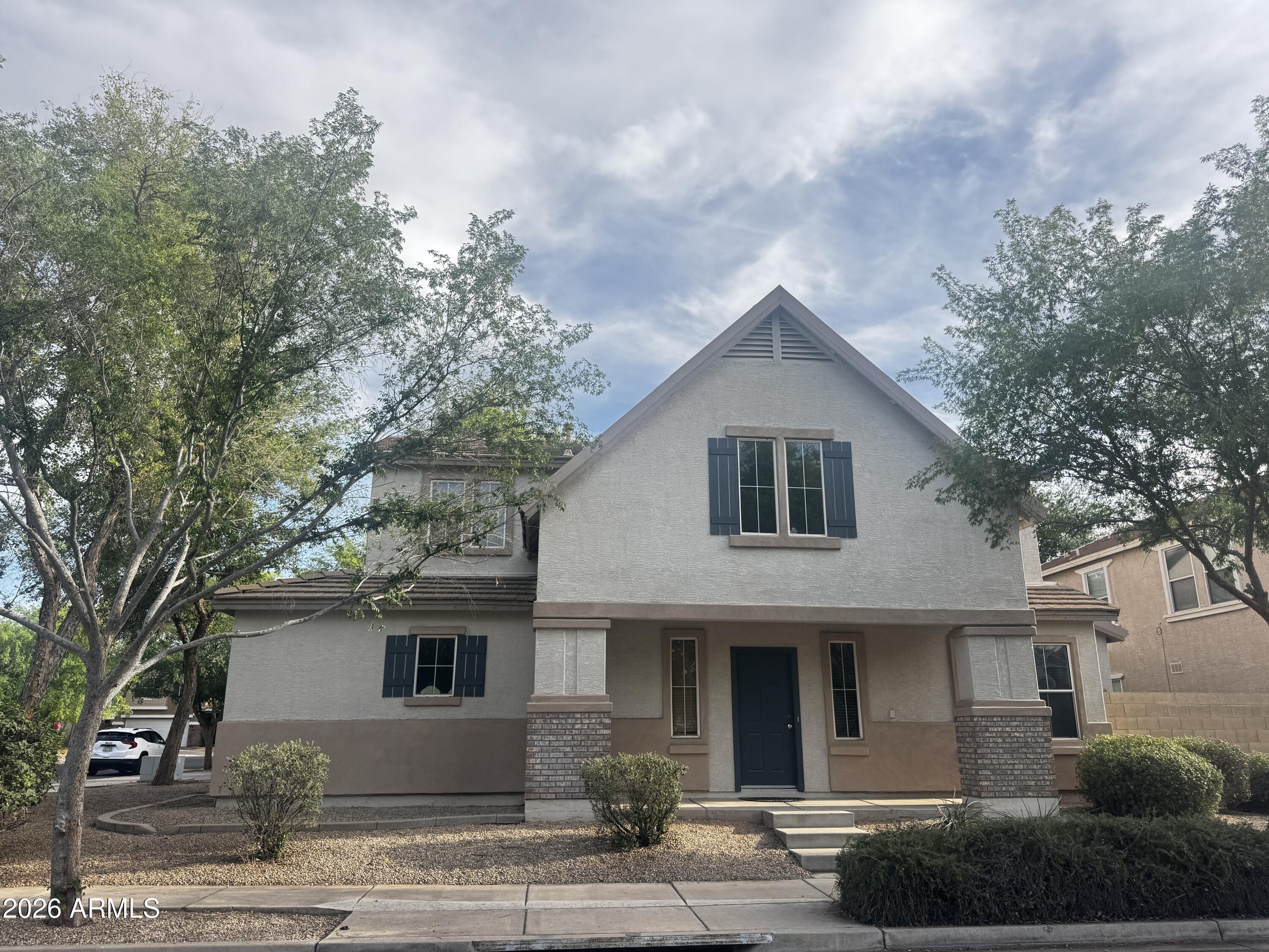 AWESOME GILBERT NEIGHBORHOOD. CORNER LOT. POPULAR TREND FLOORPLAN. 3 BEDROOM, 2.5 BATH, NEW UPGARDE KITCHEN OPEN TO FAMILY ROOM, NEW CABINET AND COUNTERTOP, NEW FLOOR IN DOWNSTAIRS AND BATHROOMS. HOME ACROSS THE STREET FROM THE COMMUNITY PARK.