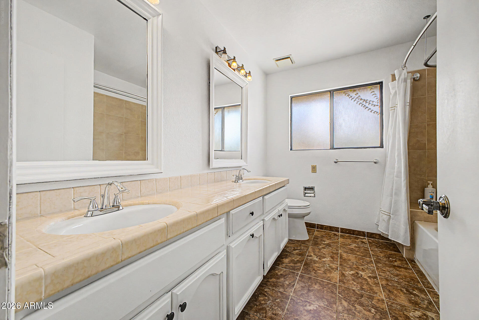 PARADISE PARK MANOR 2 - Residential