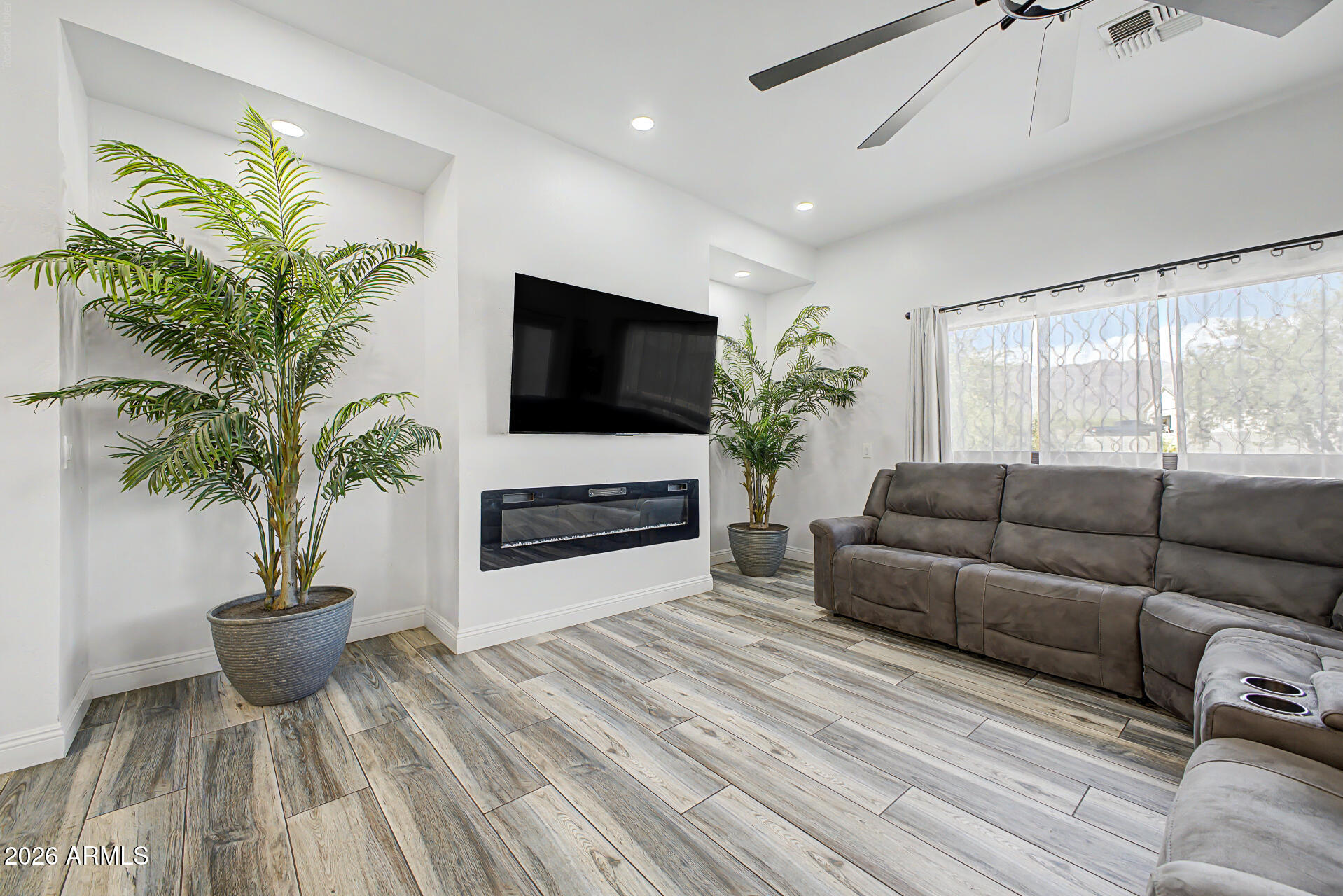 COM @ SW COR OF THE NW SE SW OF SEC 24-1N-8E TH N- - Residential