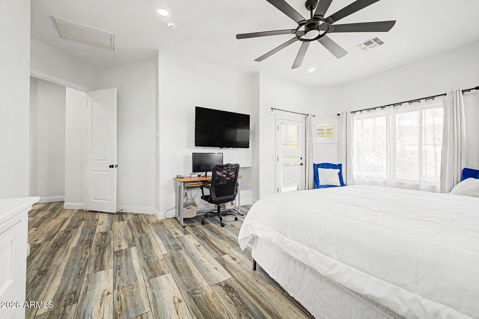 COM @ SW COR OF THE NW SE SW OF SEC 24-1N-8E TH N- - Residential