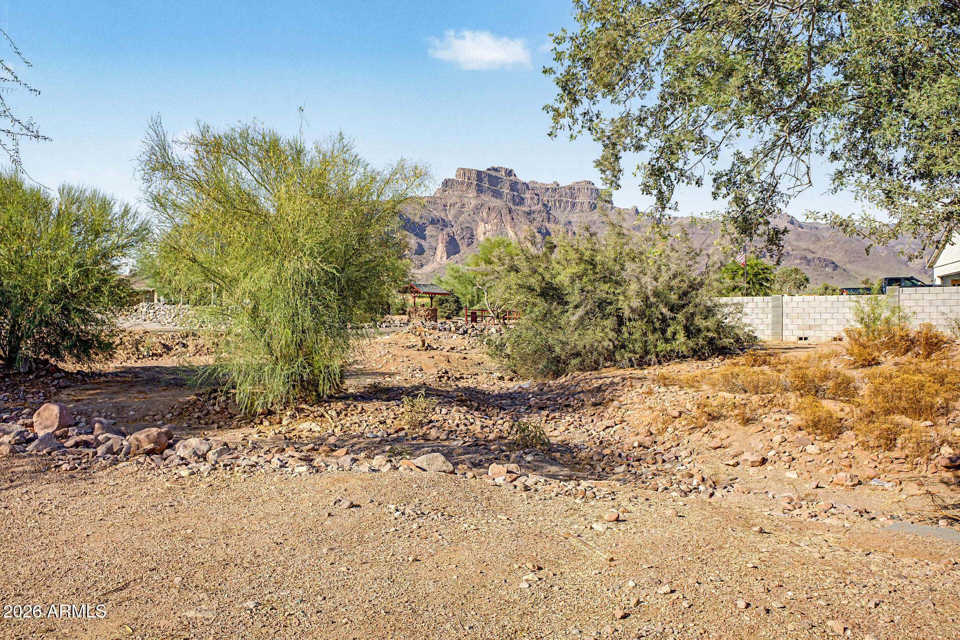 COM @ SW COR OF THE NW SE SW OF SEC 24-1N-8E TH N- - Residential