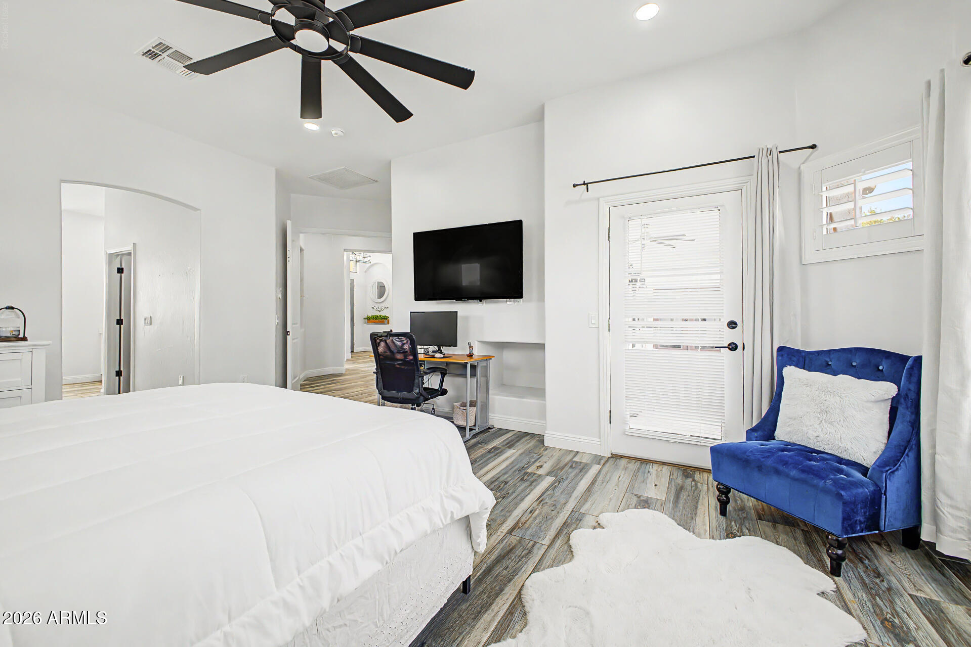 COM @ SW COR OF THE NW SE SW OF SEC 24-1N-8E TH N- - Residential