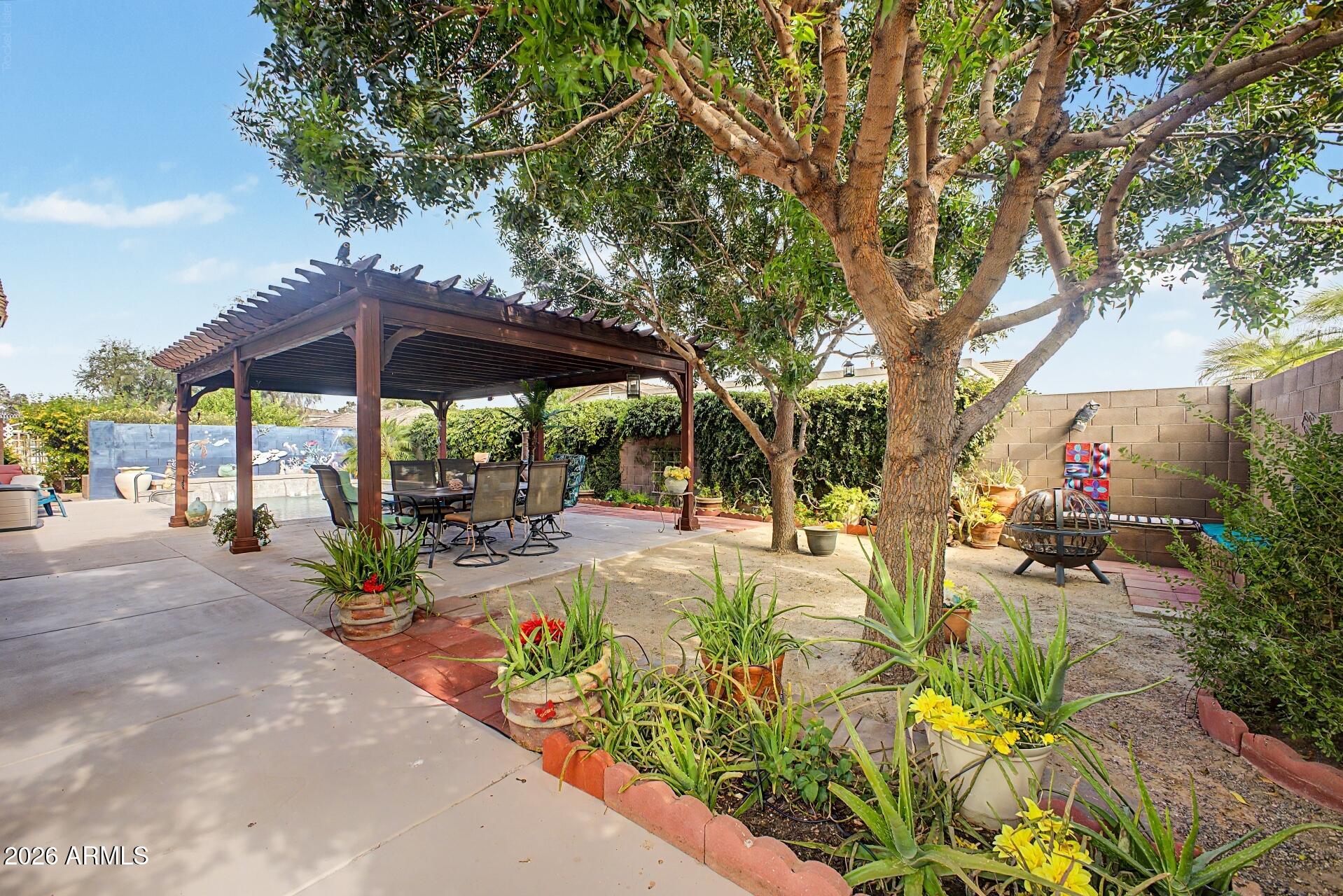 QUEENLAND MANOR - Residential