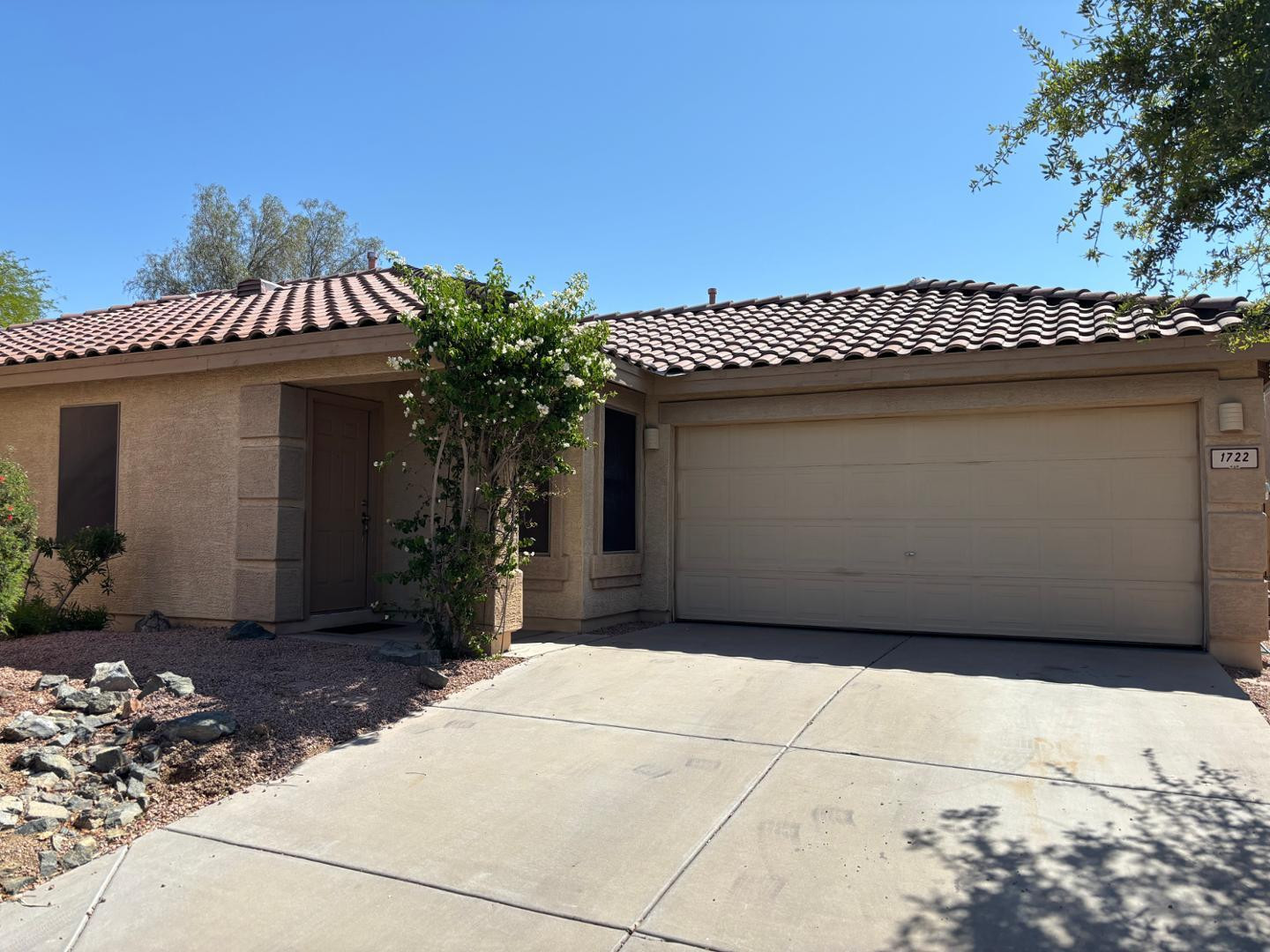 Beautifully updated 3-bed, 2-bath rental in Arizona Greens, located in the popular Ahwatukee Foothillsclose to hiking trails and easy 202 freeway access. Features include new modern flooring, fresh paint, updated lighting, stylish white kitchen, New appliances, band new stone countertops, large primary suite with huge walk-in closet, and refreshed bathrooms. Comes with a newly installed Tesla charger and a just serviced AC! Don't miss this move-in-ready low maintence home!