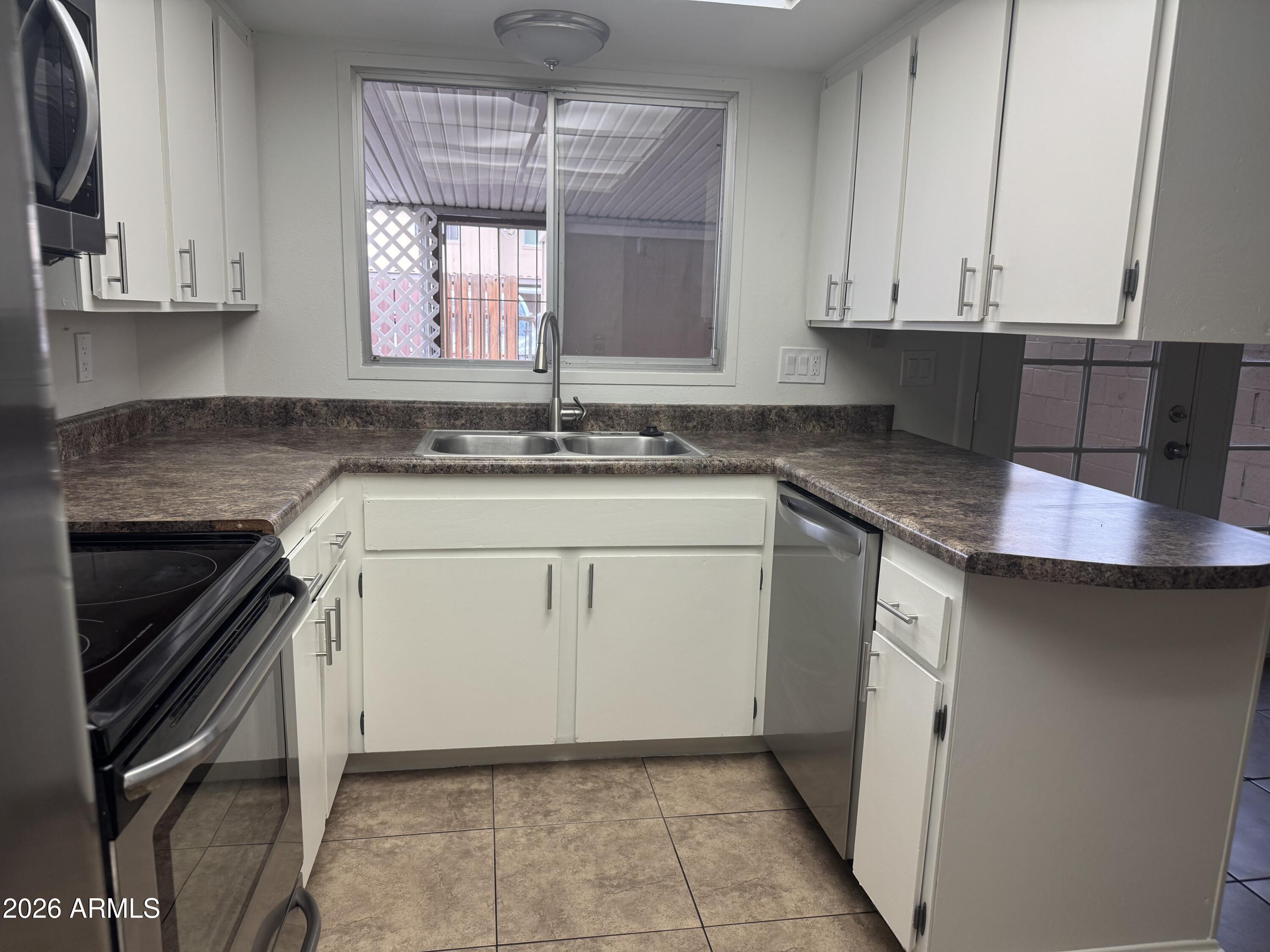 WEST PLAZA TOWNHOUSE UNIT 2 RESUBDIVISION - Residential