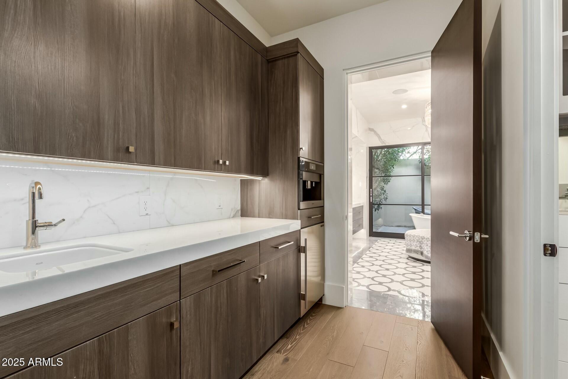 WHITE HORSE - Residential