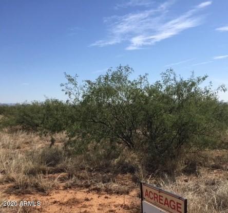 Nice level home site with MAJESTIC  Mountain Views! Located just off of pavement and Hwy 82 with easy access to Sierra Vista, Fort Huachuca and Tucson. This is a GREAT place to build your custom home!
