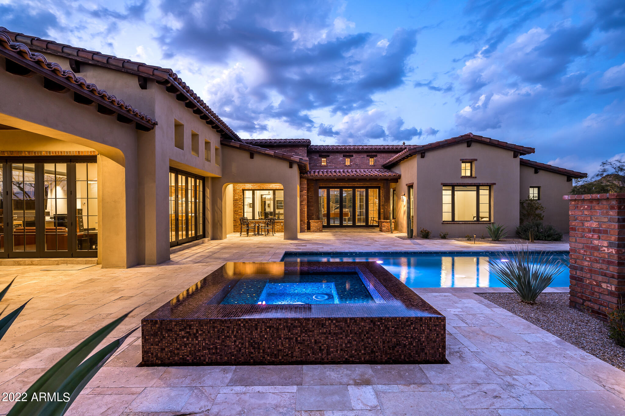 WHISPER ROCK - Residential