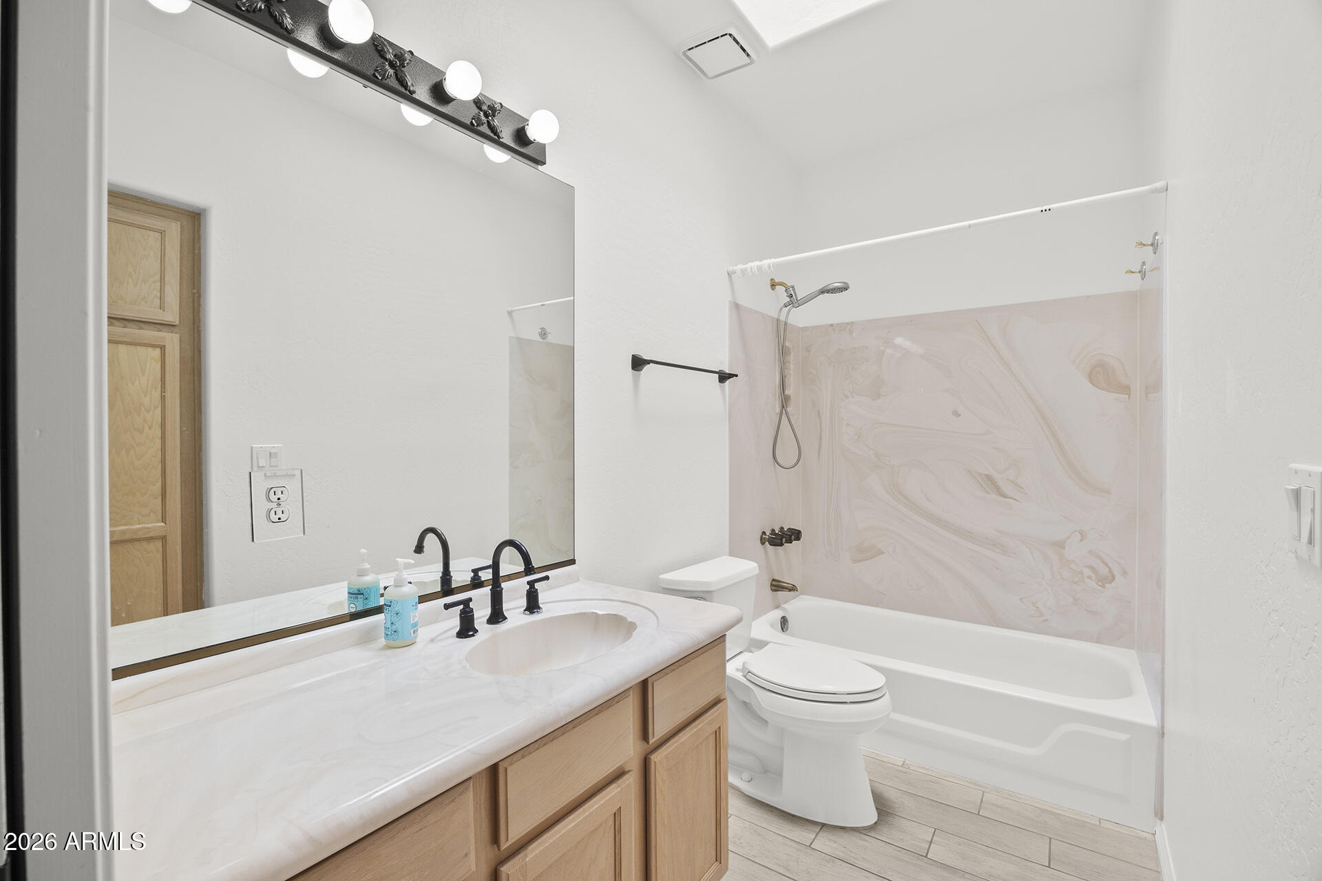 LAS PALOMAS - Residential Lease