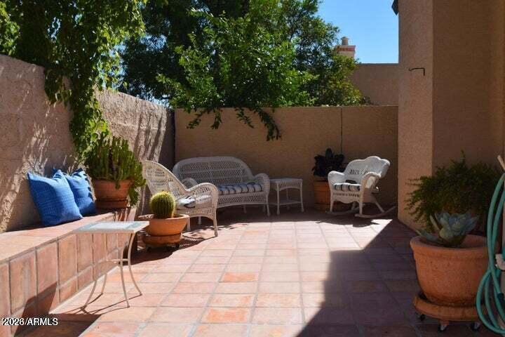 LAS PALOMAS - Residential Lease