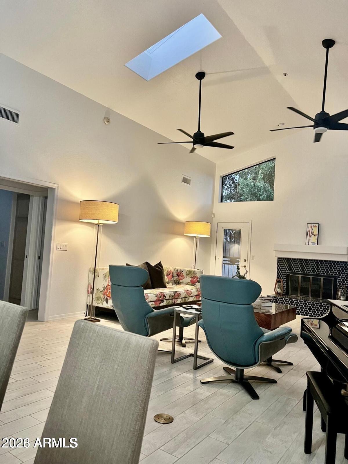 LAS PALOMAS - Residential Lease