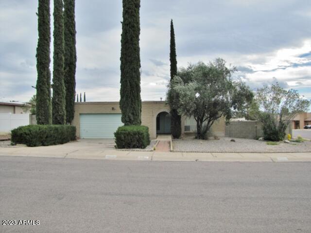 This 3BR/2BA/2CG, 1541 sq. ft. rental is centrally located in Sierra Vista, AZ minutes from Ft. Huachuca, shopping and schools. The floor plan has two living areas, central A/C and a large back yard.