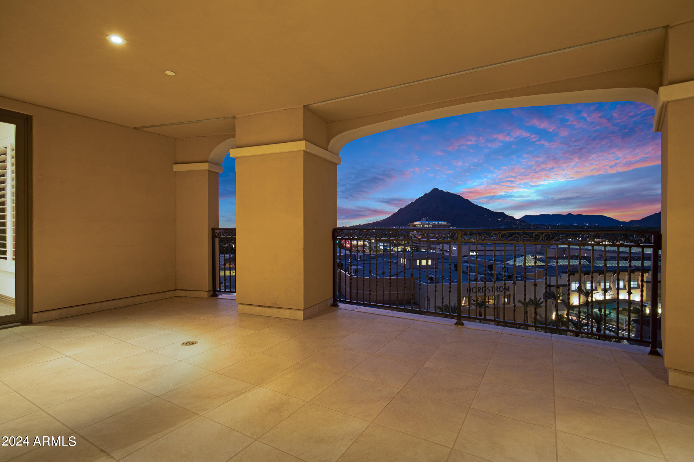 SCOTTSDALE WATERFRONT RESIDENCES CONDOMINIUM - Residential