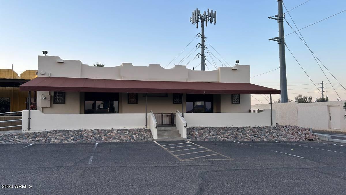 An exceptional chance to own a fully operational restaurant and bar in the heart of Fountain Hills. This freestanding building features approximately 3,500 sq ft plus a spacious outdoor patio—ideal for versatile dining experiences. The property includes a valuable Series 12 Liquor License and offers ample on-site parking for customers and staff. Best of all, owner financing is available, making this an accessible and flexible opportunity for the right buyer. Whether you're expanding or launching a new concept, this property is truly move-in ready.