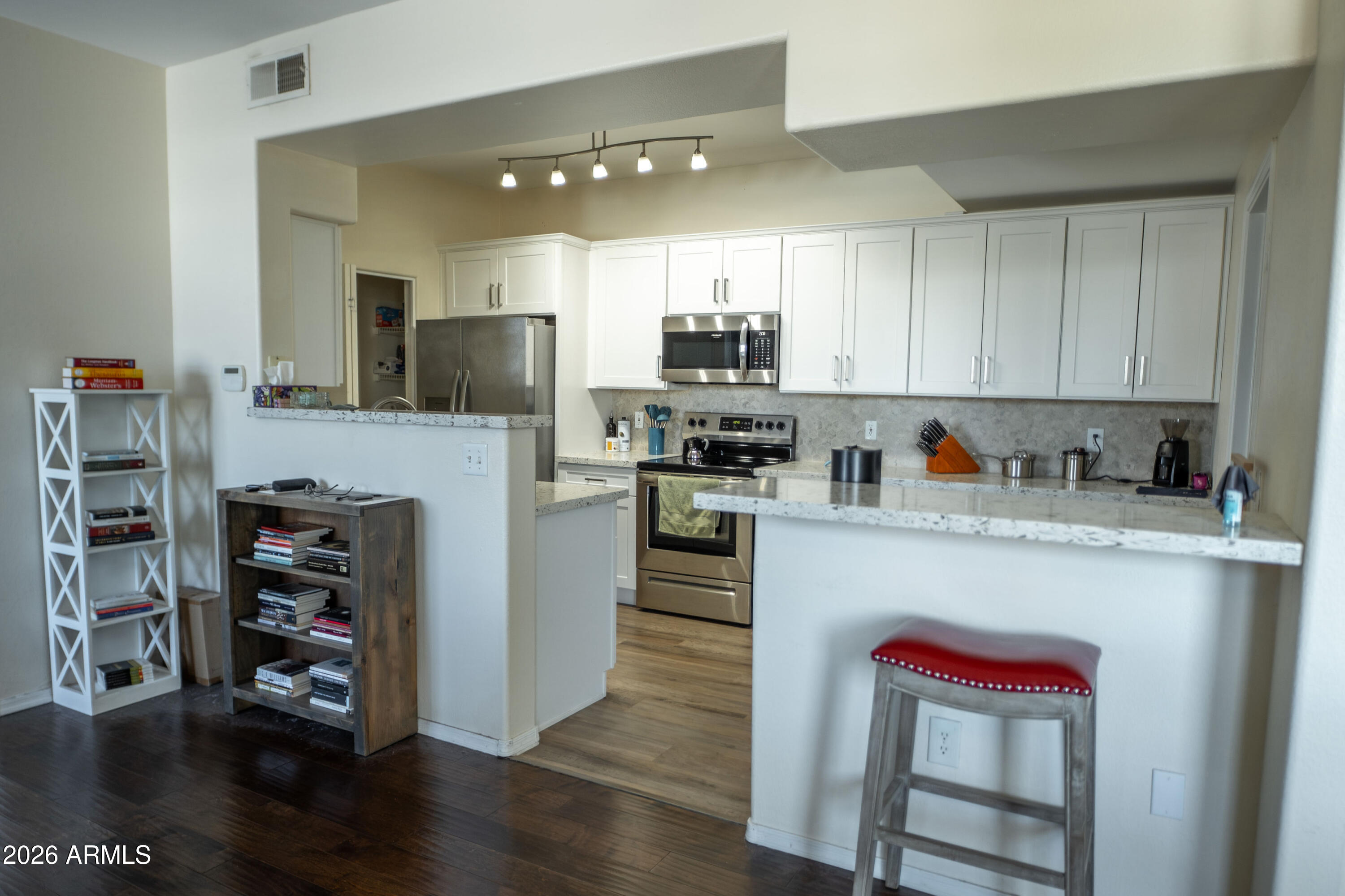 Spacious top-floor 1 bed, 1 bath remodeled condo in desired Brick Commons, featuring one of the community's best floor plans. Ideally located minutes from Downtown and Uptown Phoenix with convenient access to shopping, dining, and entertainment. Updated kitchen includes stainless steel appliances, quartz countertops, modern cabinetry, and breakfast bar open to the living area. Primary suite features a walk-in closet and en-suite bath with walk-in shower. Enjoy resort-style amenities including pool, clubhouse, and fitness center. Move-in ready!