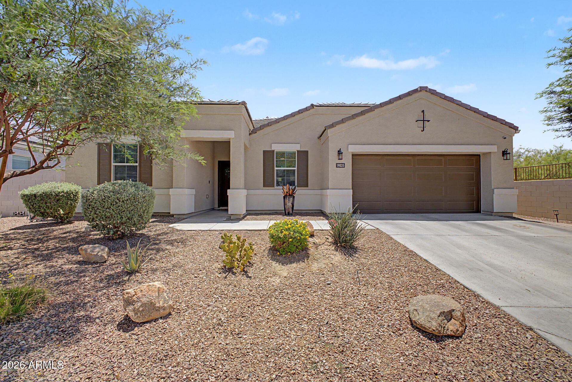 Absolutely stunning and meticulously maintained, this expansive 2,692 sq ft single-story beauty is the one buyers have been waiting for! Featuring 4 generously sized bedrooms, 3 full bathrooms, and a highly sought-after open-concept floor plan, this home offers the perfect blend of luxury, comfort, and functionality.