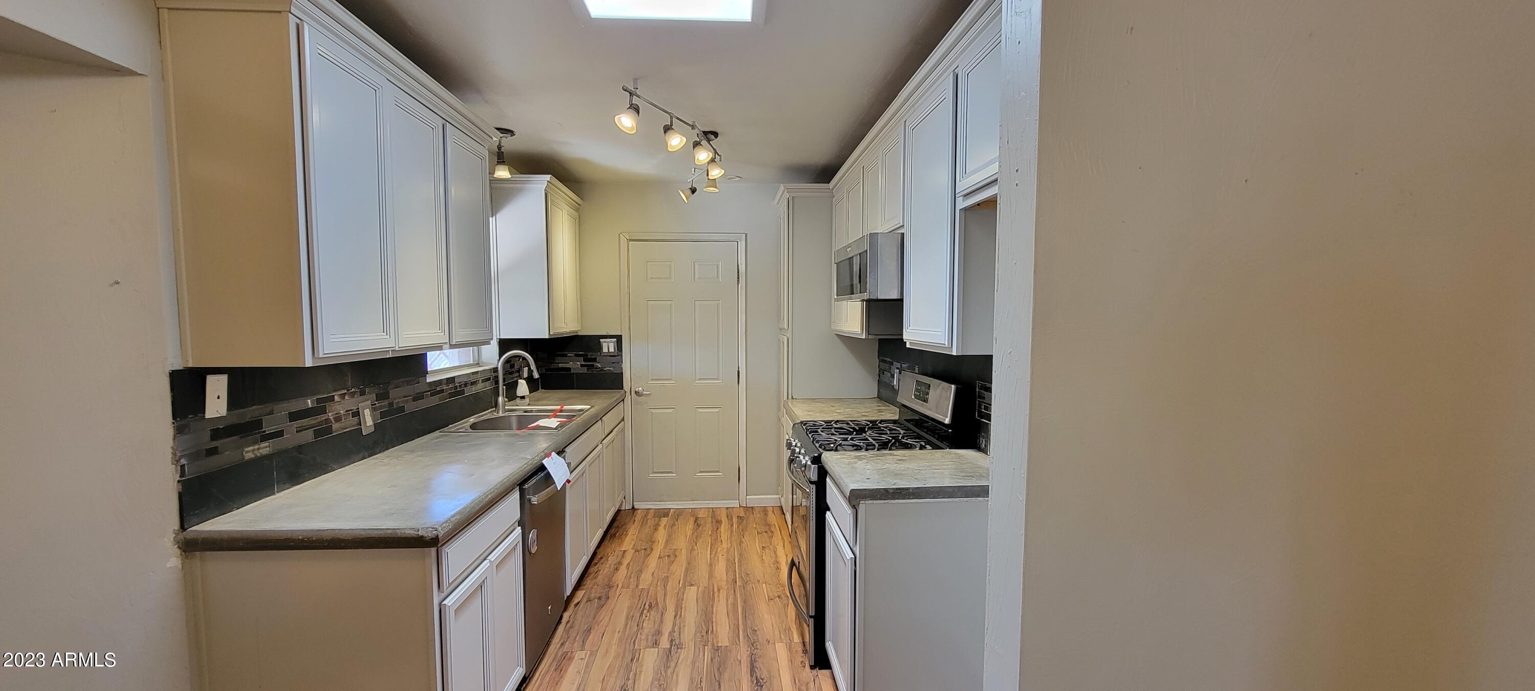 KINGS MANOR - Residential
