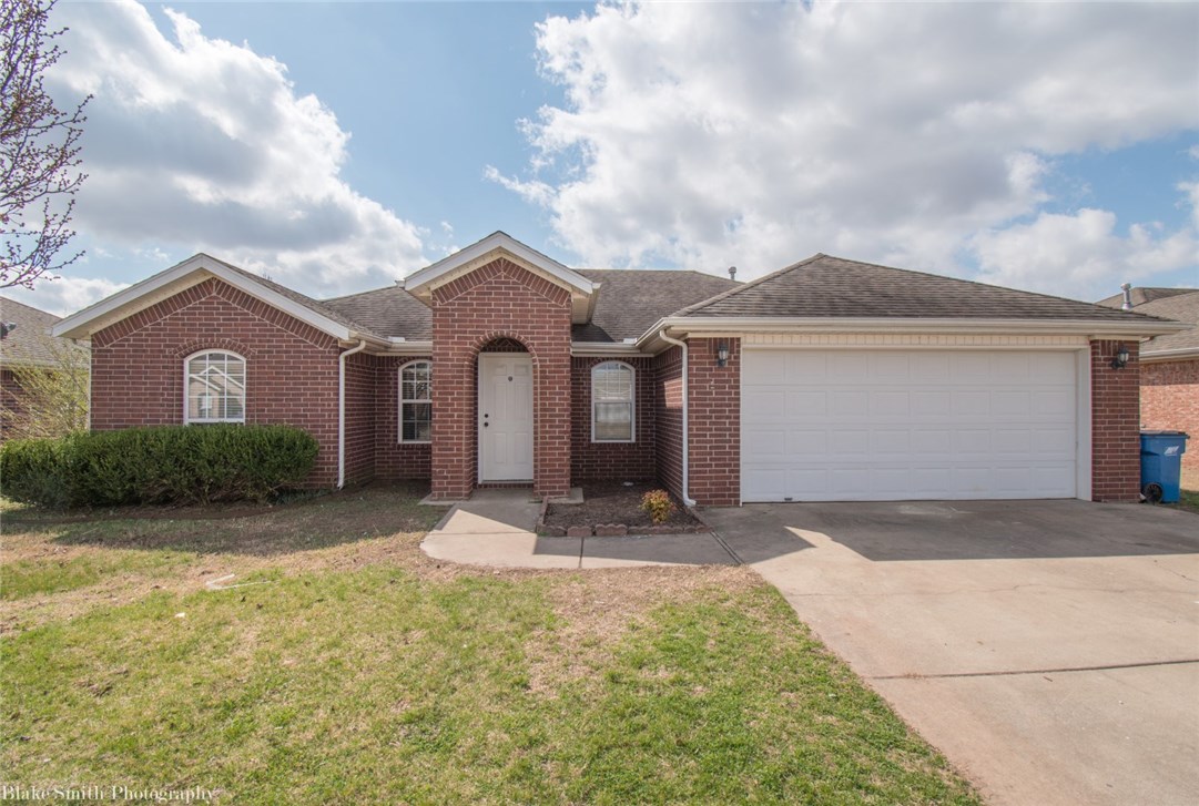 Wonderful family home in great neighborhood, with laminate flooring throughout, except for tile in wet areas! Beautiful gas fireplace in living room...all this with Bentonville schools!