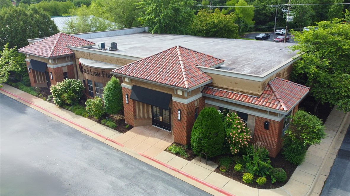 Single-story office building with ample parking space conveniently located off the Fulbright Expressway in Fayetteville.
Nice hardwood floors throughout, large offices.