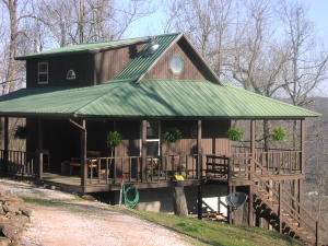 Terrific weekend cabin, vacation cabin or permanent residence on Asia Point just S. of Jasper. Minor restrictions to insure your property value. Great neighbors. Big views with easy access off of Scenic Highway 7. Small garden area. One bedroom, one bath. Wood burning stove, propane & electric heat. Perfect if you are looking for the perfect small cabin in Newton County. Motivated sellers.
