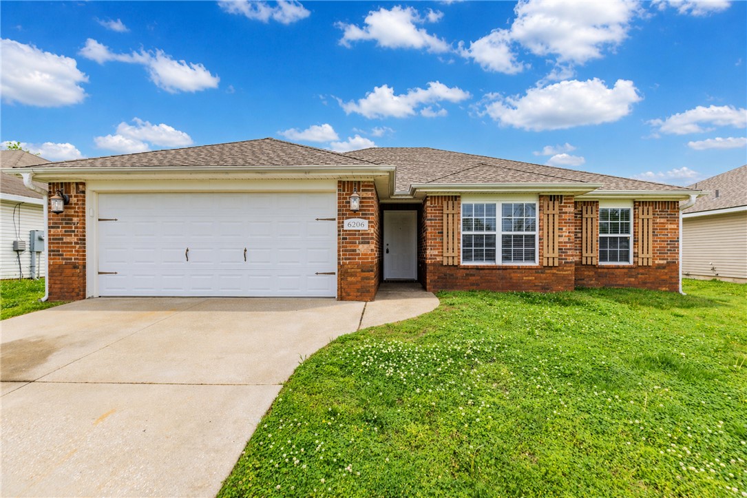 Great 3 bedroom 2 bath home in Bentonville. Large living room with gas fire place and trey ceiling. Kitchen includes all appliances. Primary bedroom/bath has double sinks and walk in closet. Large fenced yard with covered patio area. Home is just minutes from Airport and Walmart Distribution Center.