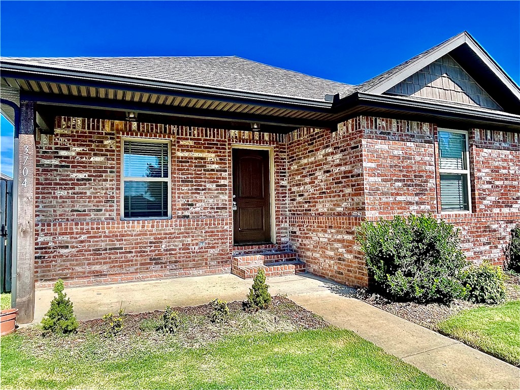 Beautiful 3bd / 2ba house available immediately. This house sits on a cul-de-sac in a quiet subdivision just a couple of miles from downtown Bentonville and WalMart Home Office. Visually stunning with updated finishes throughout, spacious rooms, open kitchen / living area, and private yard are just a few of the things you'll love about this one! Call or text to schedule a tour today!