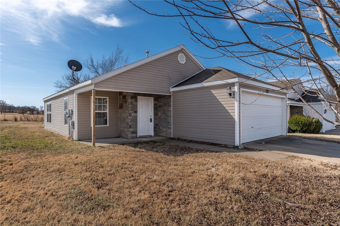 Nice cozy house in Decatur with pasture view on a quiet culdesac street. Split floor plan and open kitchen design!  Surround sound hard wired in living room for home theater.... Call your agent to schedule showing!