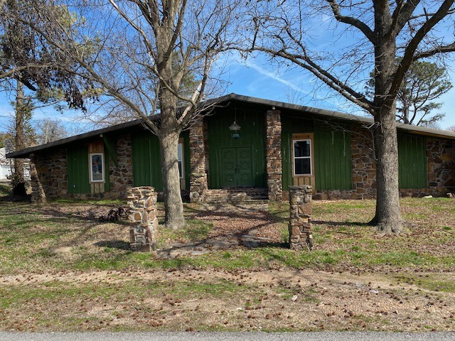 Discover this unique 3-bedroom, 2-bath duplex located in the heart of Gravette, AR. This home offers comfortable living space and a big yard ideal for outdoor activities or gardening. Utilities are billed back, helping simplify monthly budgeting. Positioned close to downtown conveniences, the duplex provides an easy-to-reach location for all your needs