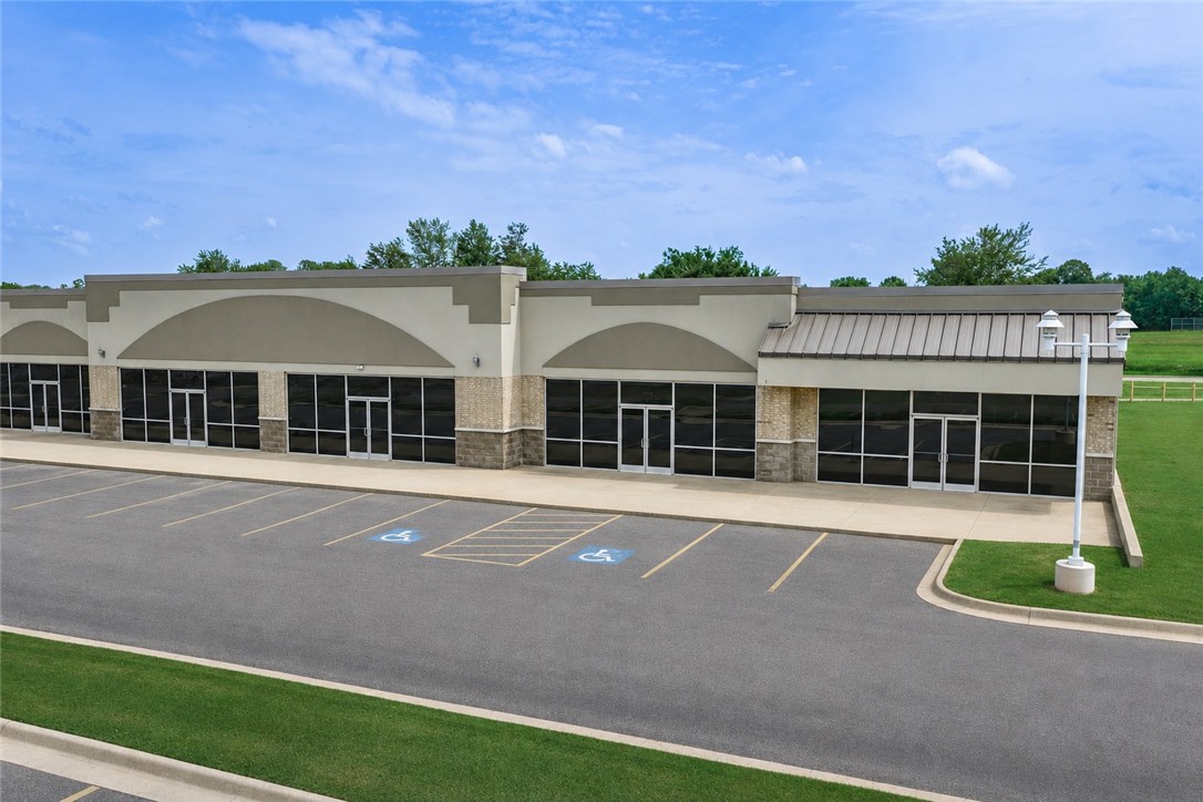 Prime retail and office space available in an established commercial development on SE Walton Blvd in Bentonville, offering excellent visibility and exposure to approximately 35,000 VPD. Convenient access to I-49 makes this an ideal location for retail, office, medical, or service users