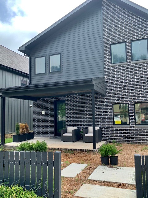 Beautifully crafted, contemporary 4 bedroom (master on the first floor), Single-Family house with  attached garage. Perfect location!! Walking or biking distance to all the Downtown Bentonville festivities and shops. This home as it all, including a study/media room and playroom, with all the gorgeous high end finishes: Quartz Counter Tops, Brazillian oak flooring, custom doors, nest thermostat, Vaulted Ceilings, Custom Cabinets, Custom Metal stair railings, Pella windows, beautiful kohler sinks, and much more! Create your home and make your own memories in this modern downtown dream house.
