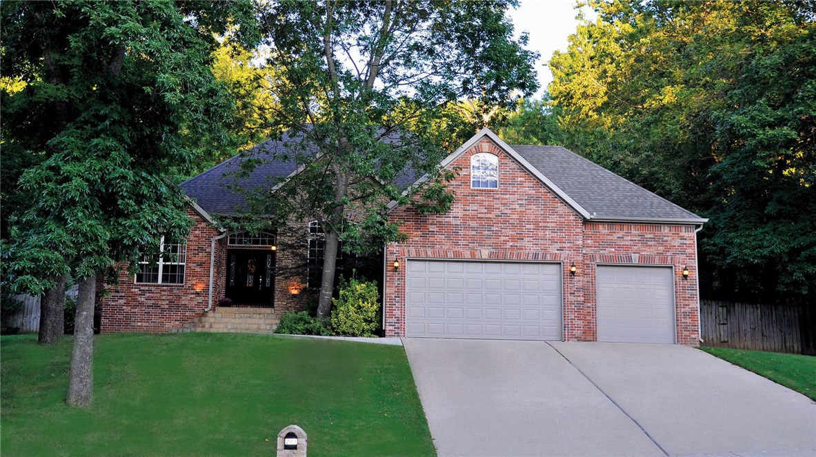 Beautiful all brick home! High ceilings with crown molding. You will love the kitchen with stained cabinets and contrasting island with granite counter tops. Breakfast nook and formal dining area.  Nice master suite, walk in shower, w/p bath and double vanities. Fantastic walk in closet. Split floor plan.  2 bedrooms share a Jack and Jill bath. Large fenced back yard. Covered patio. 3 car garage. Great location, close to Bentonville Square, WalMart Home office & new bike trail, local activities &​​‌​​​​‌​‌​​​‌‌​​​‌‌‌​​‌​​‌‌​​​​ schools.