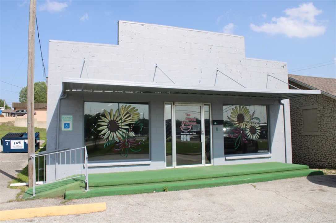 For Lease or Rent – Commercial building 307 N Olive Street in Harrison with good visibility and access from Hwy 62-65-412 bypass next to new CS bank. Approx 2,000 sq ft, enter into large showroom, smaller room in back, 2 storage rooms, one bath, has area and plumbing for 2nd bath. Many possible uses include retail, meeting room or church, offices with portable dividers, etc.  $1600 per month (figures $0.80/foot/month), owner will provide light remodeling, major remodeling negotiable. Broker Owned.