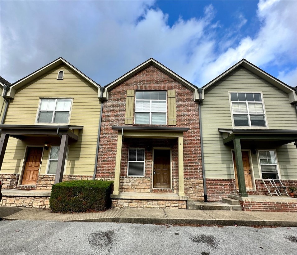 2 bed, 2.5 bath townhome.  Both bedrooms upstairs have their own full bath.  Minutes from shopping and restaurants.  Hardwood flooring in living room. Refrigerator, washer, dryer, and lawncare included.  Apply at www.primenwa.com