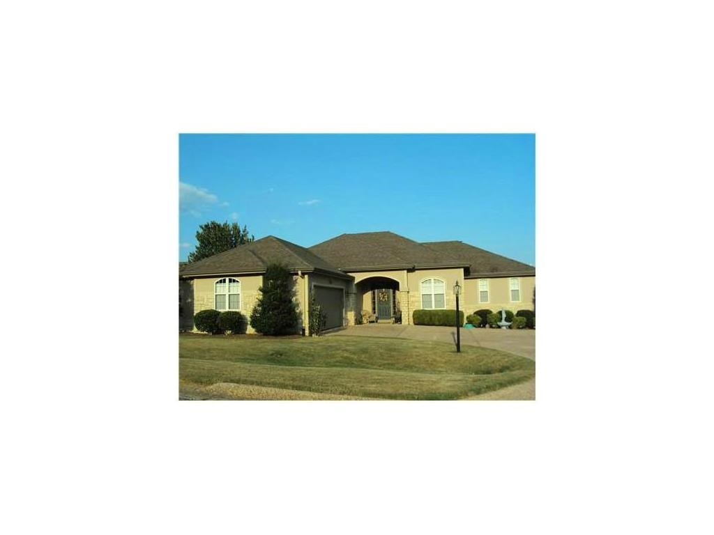IMMACULATE & UPDATED TOWNHOUSE. NEW HVAC, & HOME WARRANTY. BEAUTIFUL PROFESSIONALLY LANDSCAPED YARD WITH SPRINKLERS. WALKING TRAIL & GOLF DRIVING RANGE CLOSE. FIREPLACE WITH GAS LOGS. OVERSIZED GARAGE. GUTTERS & GUARDS. TOWNHOUSE ASSOCIATION MAINTAINS YARD.ACTIVE NEIGHBORHOOD WITH LOTS OF WALKING AND GOLFING OPPORTUNITIES. VERY LITTLE TURNOVER IN SUBDIVISION. BUILT IN CRIME WATCH WITH SUCH GOOD NEIGHBORS. MONTHLY GATHERINGS AT LOCAL CAFE.