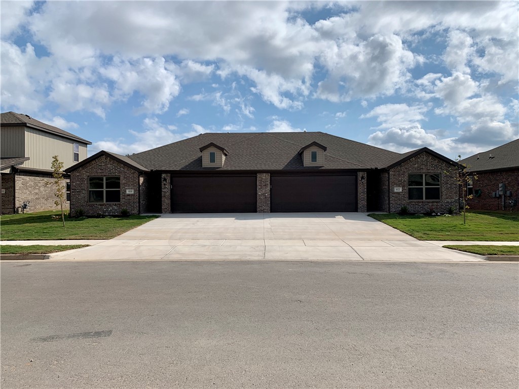Great Location and close to everything Bentonville and Centerton have to offer. This duplex has a split floor plan with 3 bedrooms and 2 baths.  The kitchen comes equipped with granite counter tops and all appliances.  Ceramic wood look tile flooring throughout and a 6ft privacy fenced yard and more.