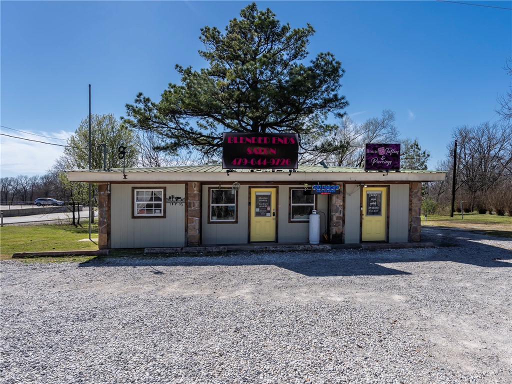 Location!! Location!! Location!! Excellent commercial opportunity on Hwy 59 in Gravette. This property is currently operating as a beauty salon  but offers endless possibilities for a variety of businesses. Ideal for retail, a mini flea market, boutique, office space, and more. Current owner is willing to lease this building after sale, providing an investor immediate income.

Located in a high traffic area, this property offers great visibility and strong potential for business growth. Some salon equipment may convey with an acceptable offer, making it an even easier opportunity for someone ready to start or expand their business.