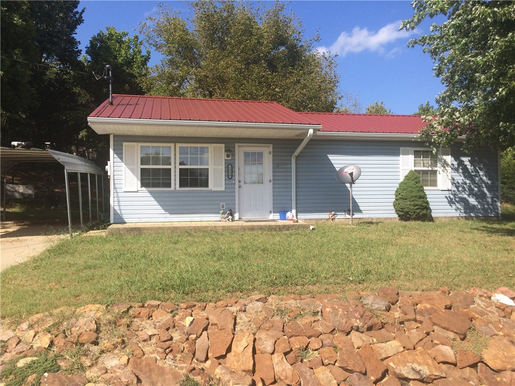 Fantastic cottage and exterior lot in East Fayetteville. Root Elementary. Great view. Hardwood floors.