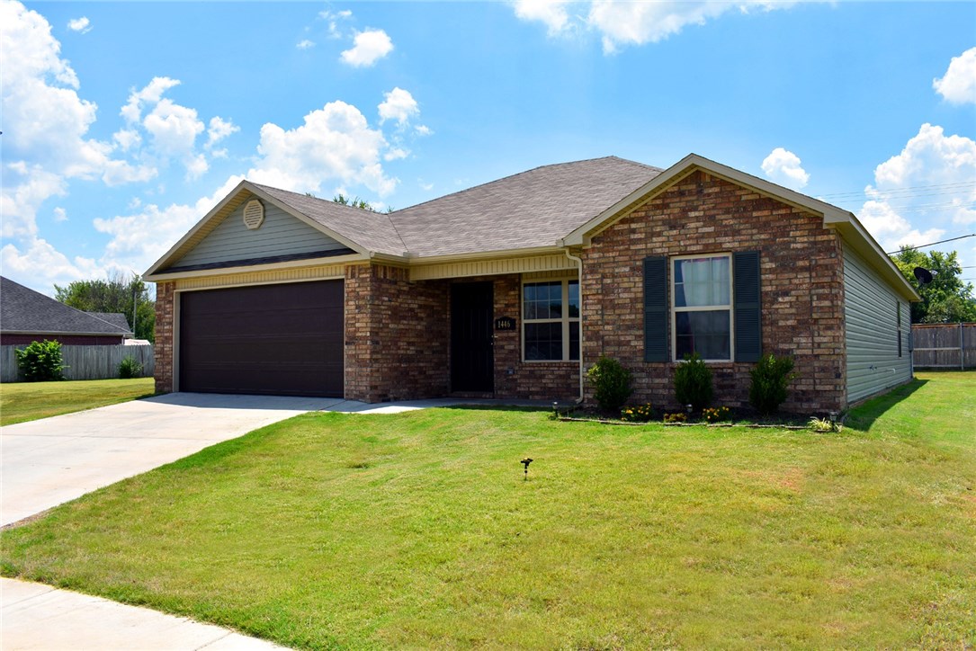 This 4br 2ba Home is situated perfectly on a cul- de-sac lot. Home is super energy efficient & comes with in desirable Location. Like New! Only 7 minutes from the UofA this may be one of the most affordable 4br's available in Fayetteville. Split Floor plan. Call Today for your private Showing.