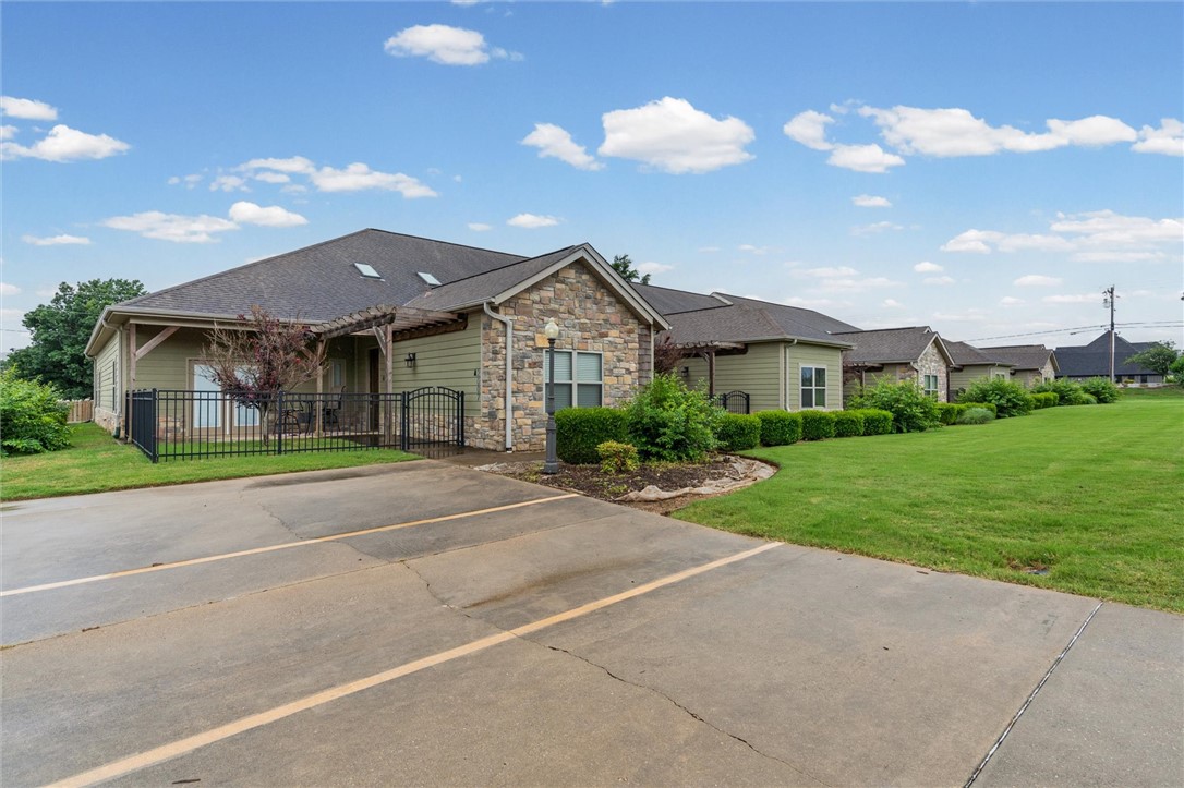Three Oaks Townhomes - Residential